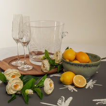 Cargar imagen en el visor de la galería, Set 6 copas Champagne/ Pisco Sour, tallado “Flor y Espigas”.