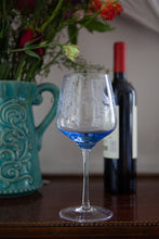 Cargar imagen en el visor de la galería, Set 6 Copas Riedel azul, diseño: “Flor y Espigas”.