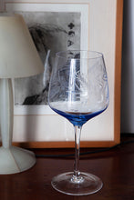 Cargar imagen en el visor de la galería, Set 6 Copas Riedel azul, diseño: “Flor y Espigas”.