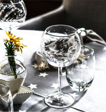 Cargar imagen en el visor de la galería, Copa Globe Vino, diseño “Flor y Espigas”.