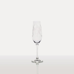 Copa champagne/pisco sour cristal, tallado “Flor y Espigas”.