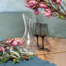 Cargar imagen en el visor de la galería, Copa Vino Tinto o Blanco, Gris / Tallado “Flor y Espigas”.